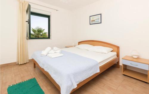 Ένα ή περισσότερα κρεβάτια σε δωμάτιο στο Awesome Home In Pasman With House Sea View