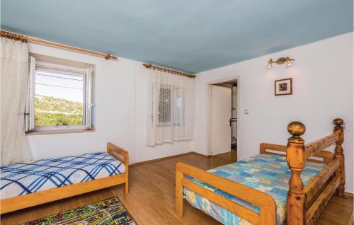 Ένα ή περισσότερα κρεβάτια σε δωμάτιο στο Nice Home In Stinica With Kitchen