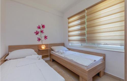Ένα ή περισσότερα κρεβάτια σε δωμάτιο στο Beautiful Home In Dramalj With Kitchen