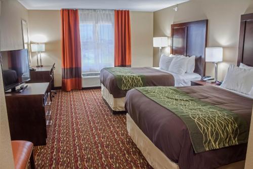 ein Hotelzimmer mit 2 Betten und einem Flachbild-TV in der Unterkunft Comfort Inn & Suites Artesia in Artesia