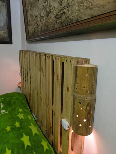 a bedroom with a wooden fence next to a bed at Refugio en el Bosque in Medellín