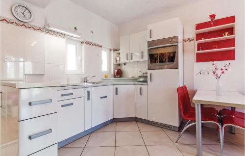 Kuchyňa alebo kuchynka v ubytovaní One-Bedroom Apartment in Zadar