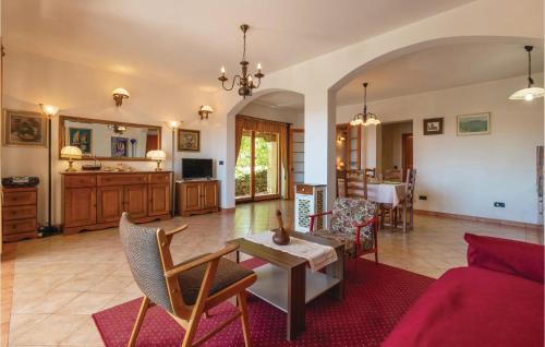 salon ze stołem i krzesłami w obiekcie Holiday Home Klarinska Br, Iv w mieście Preko