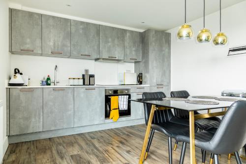 A kitchen or kitchenette at Attractive 2 Bedroom Penthouse with free Parking