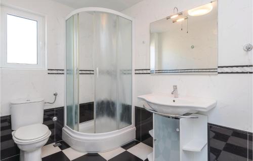 ห้องน้ำของ Awesome Apartment In Orebic With 2 Bedrooms And Wifi