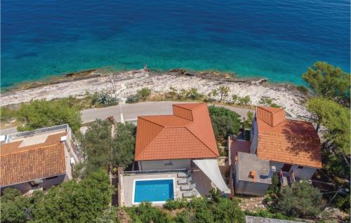 widok z powietrza na dom z pomarańczowym dachem w obiekcie Nice Home In Blato With House Sea View w mieście Blato