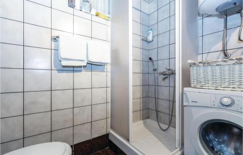 Ένα μπάνιο στο 2 Bedroom Cozy Home In Brod Na Kupi