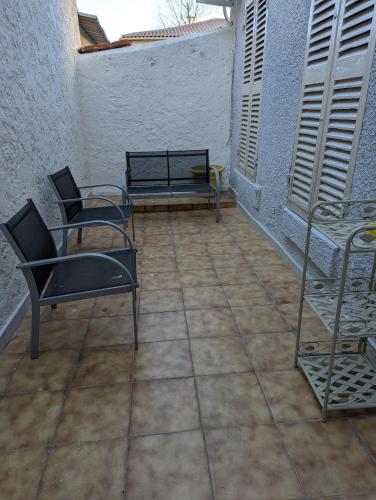 - une terrasse avec 2 chaises et une table dans l'établissement le Cocooning Marseillais, à Marseille