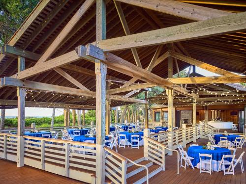 Restaurace v ubytování Sonesta Resort Hilton Head Island
