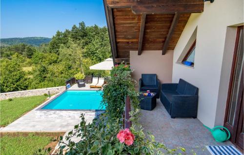 Bazén v ubytování Three-Bedroom Holiday Home In Slunj nebo v jeho okolí
