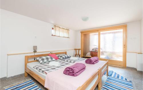 Postel nebo postele na pokoji v ubytování Cozy Home In Slunj With House A Panoramic View