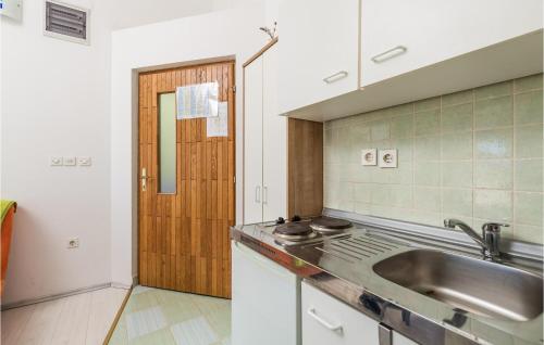 A kitchen or kitchenette at Beautiful Apartment In Potocnica With Wifi