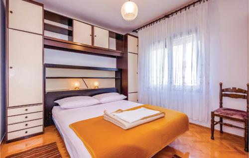 um quarto com uma cama grande e uma cadeira em Amazing Apartment In Novi Vinodolski With Kitchen em Novi Vinodolski