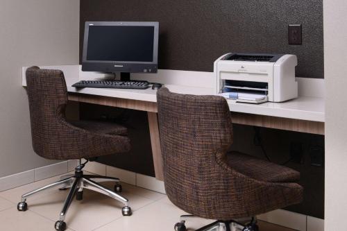 Televisyen dan/atau pusat hiburan di Sonesta ES Suites Dallas Medical Market Center