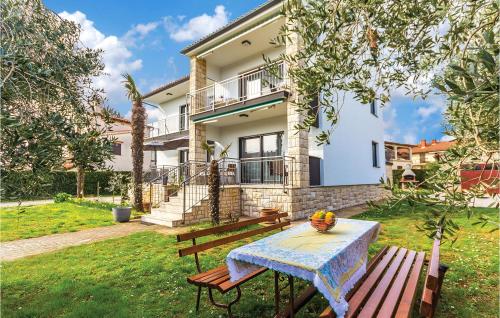 Three-Bedroom Apartment In Medulin