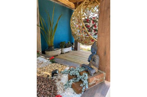 a garden with a wooden walkway and potted plants at Minicasa Brasileira in Sorocaba