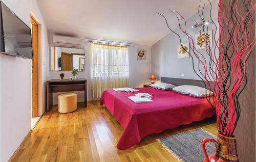 una camera con un letto con una coperta rossa di Amazing Home In Krnica With Wifi a Krnica