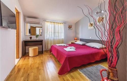 Lova arba lovos apgyvendinimo įstaigoje Amazing Home In Krnica With Wifi