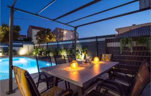 Πισίνα στο ή κοντά στο 4 Bedroom Lovely Home In Solin