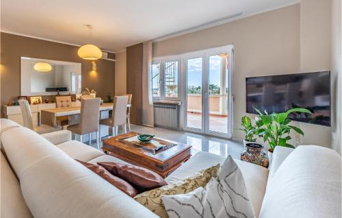 un salon avec un canapé et une table dans l'établissement Three-Bedroom Apartment In Vodnjan, à Mednjan