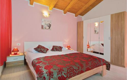 Ένα ή περισσότερα κρεβάτια σε δωμάτιο στο Lovely Home In Barban With Kitchen