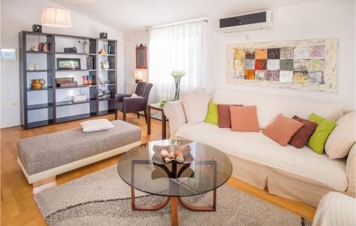 พื้นที่นั่งเล่นของ Beautiful Apartment In Sveti Vid Miholjice With 2 Bedrooms And Wifi