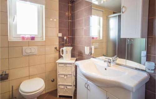 ห้องน้ำของ Beautiful Apartment In Sveti Vid Miholjice With 2 Bedrooms And Wifi