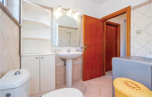 ห้องน้ำของ 4 Bedroom Stunning Home In Viskovo