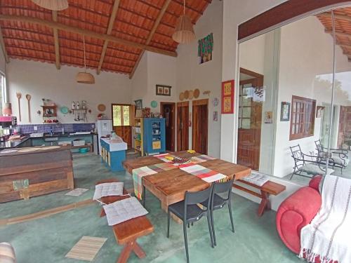 - un salon avec une table et des chaises en bois dans l'établissement Casa com Vista para Montanhas - C Diamantina, à Palmeiras