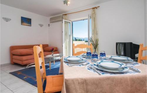 Two-Bedroom Apartment In Supetar