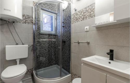 Amazing Apartment In Dramalj With House Sea View في دْرامالج: حمام مع دش ومرحاض ومغسلة