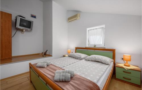 เตียงในห้องที่ Cozy Apartment In Porec With Wifi