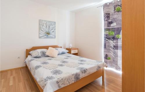 a bedroom with a bed in a room at Nice Apartment In Povljana With Kitchen in Povljana