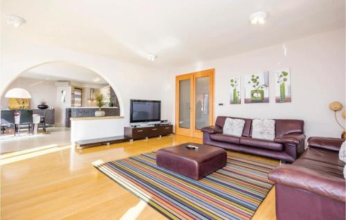 TV a/nebo společenská místnost v ubytování Gorgeous Home In Rijeka With Kitchen