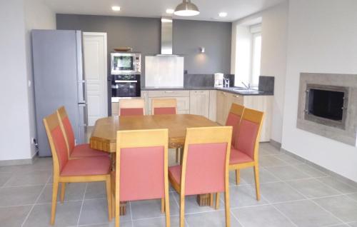 eine Küche mit einem Holztisch und Stühlen in der Unterkunft Nice Home In Saint-marcouf With Kitchen in Saint-Marcouf