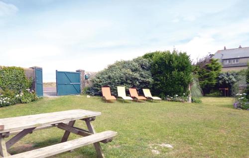 En have udenfor Nice Home In Saint-Marcouf With Kitchen