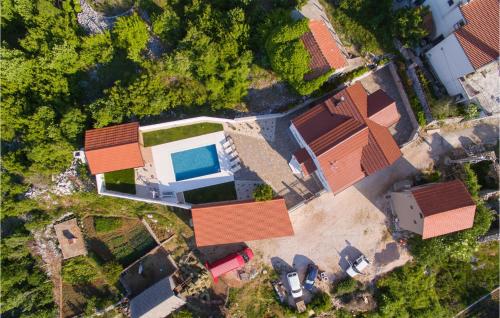 uma vista superior de uma casa com piscina em Awesome Home In Slivno With Outdoor Swimming Pool em Grepe