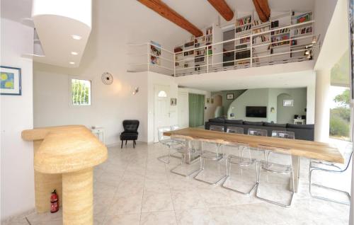 une cuisine avec une table et des tabourets dans une pièce dans l'établissement 5 Bedroom Gorgeous Home In Poulx, à Poulx