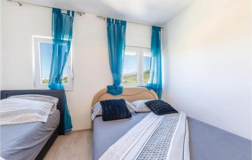 Tempat tidur dalam kamar di Lovely Apartment In Zrnovnica With Jacuzzi