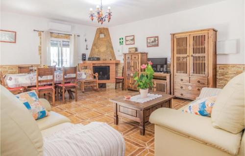 una sala de estar con un sofá y una mesa en Stunning Home In Rute, en Zambra