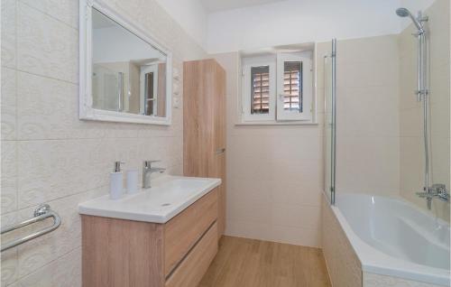 Kúpeľňa v ubytovaní Nice Apartment In Duce With House Sea View