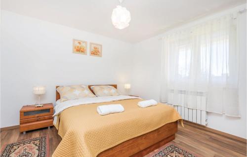 um quarto com uma cama com duas toalhas em Beautiful Apartment In Matulji With House Sea View em Matulji