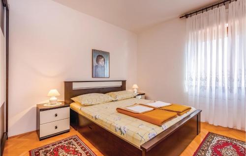 En eller flere senger på et rom på Stunning Apartment In Novi Vinodolski With Wifi