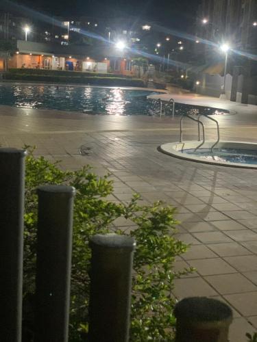 an empty swimming pool at night with lights at Apartamento amoblado nuevo in Pereira