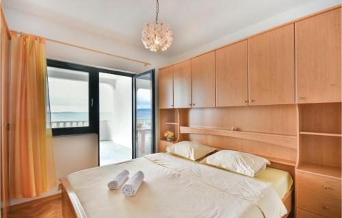 Postel nebo postele na pokoji v ubytování Beautiful Apartment In Podstrana With Wifi