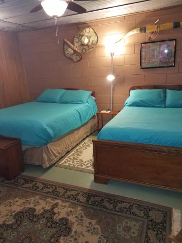 Un pat sau paturi într-o cameră la Grandeur Farm Retreat