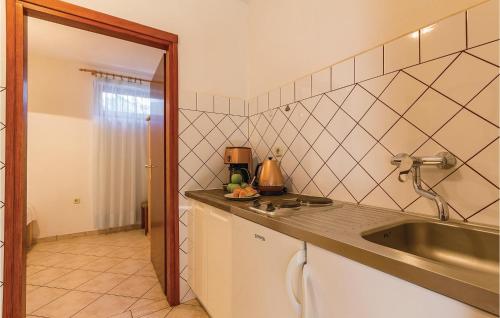 Dapur atau dapur kecil di Nice Apartment In Pula With 2 Bedrooms And Wifi