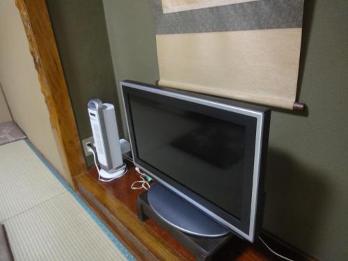 Una televisión o centro de entretenimiento en あじわいの心 金時山荘