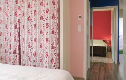 Ένα ή περισσότερα κρεβάτια σε δωμάτιο στο 3 Bedroom Cozy Home In Quettreville-sur-sien,