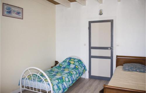 Ένα ή περισσότερα κρεβάτια σε δωμάτιο στο 4 Bedroom Awesome Home In Plancoet